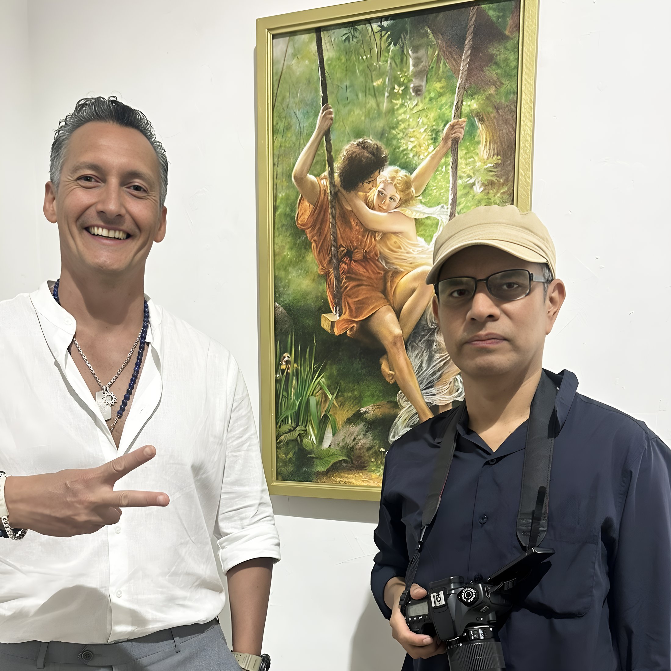 Renzo Capurro y Raúl Pazos conversando frente a una obra pictórica en Pastelistas 2025